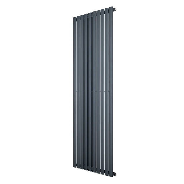 Oval enkelpelarradiator i antracitgrå, 1800 x 600 mm, med slanka, vertikala ribbor och en modern, stilren design