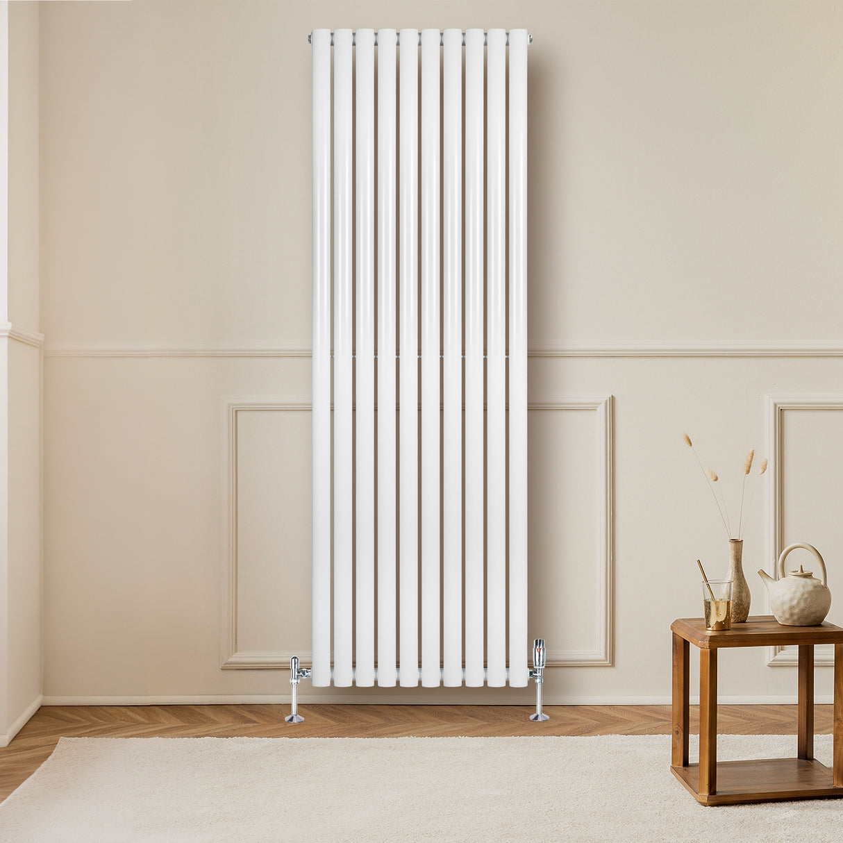 Oval enkelpelarradiator i vit färg, 1800 x 600 mm, med släta ytor och moderna rör, placerad mot en ljus vägg i ett stilrent rum