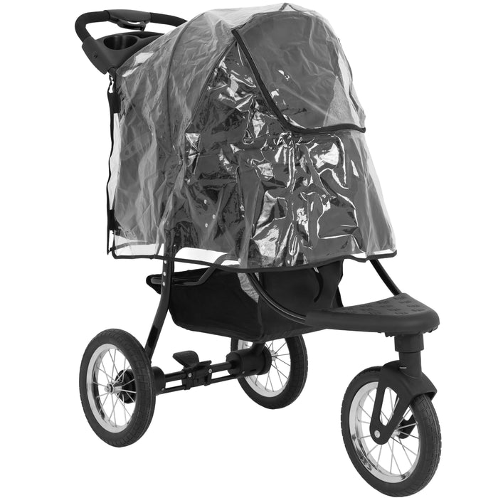 Genomskinlig regnskydd för barnvagn i plast, designad för att passa över en sportig barnvagn med svarta detaljer och stora hjul