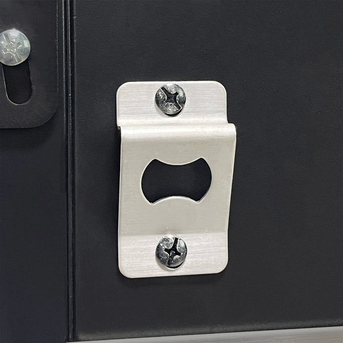 Metallisk dörrhandtag i silverfärg med en oval öppning, fästat med två skruvar på en svart yta, robust och funktionellt designat