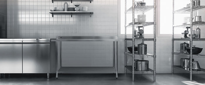 Modernt kök med rostfria ytor, öppna hyllor och metallställ, organiserade köksredskap och grytor i en ljus och minimalistisk miljö