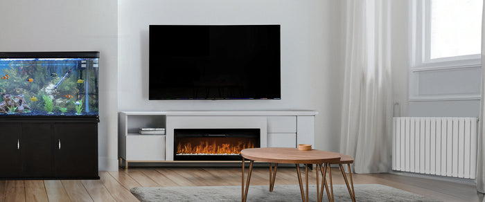 Modernt vardagsrum med en stor svart TV, en elegant soffbord i trä, en eldstad och ett akvarium med färgglada fiskar
