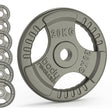 Olympiska tri grip viktskivor i gjutjärn, grå färg, med tydlig viktmarkering och ergonomiska grepp för enkel hantering