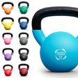 Flera färgglada neoprenkettlebells i olika vikter, med en blå 12 kg kettlebell i fokus och svarta handtag för bra grepp